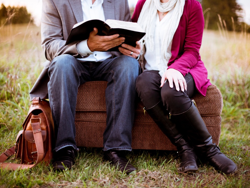personnes lisant un livre