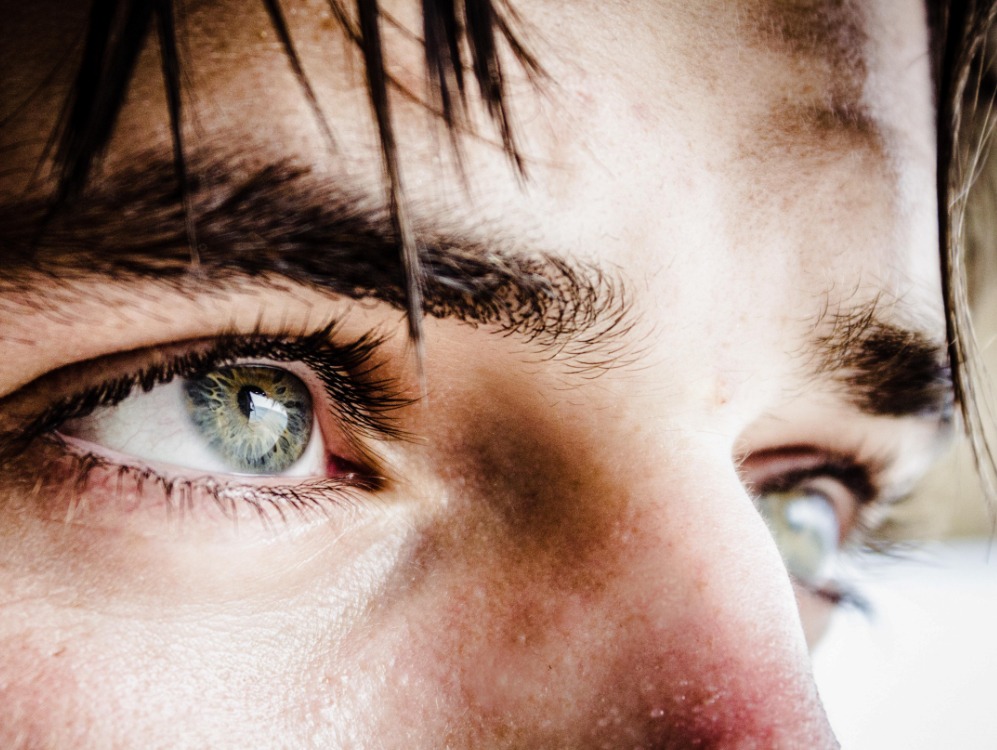 yeux masculins